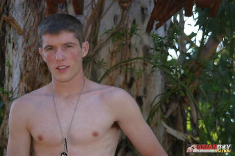 El joven Alex Mcarther posando desnudo al aire libre