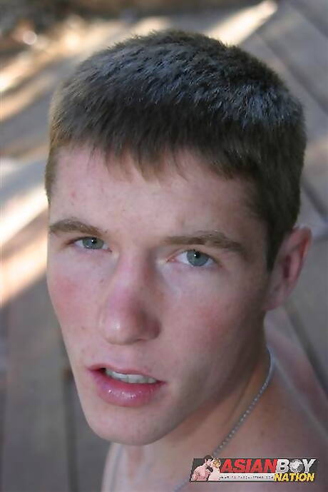 El joven Alex Mcarther posando desnudo al aire libre