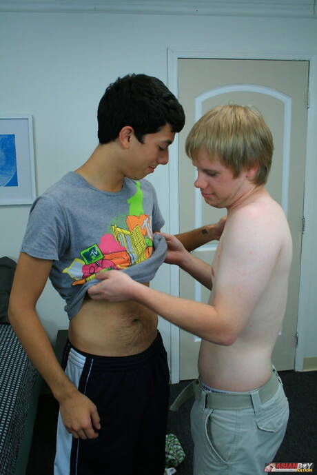 Hot twink Erick Van and pretty boy Austin Jones have a good sex