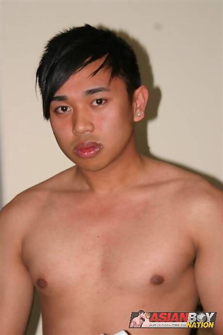 El corpulento oriental Ace Glory se masturba con un juguete