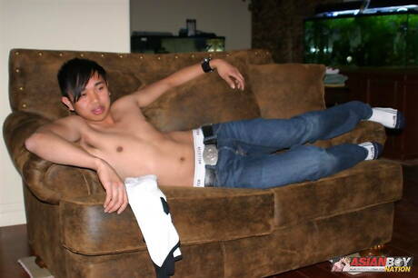 El corpulento oriental Ace Glory se masturba con un juguete