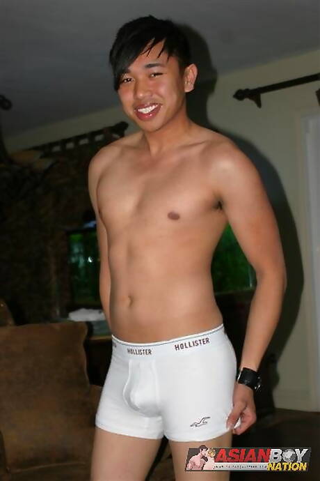 El corpulento oriental Ace Glory se masturba con un juguete