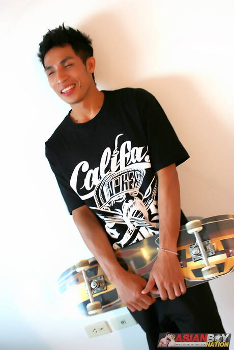 Der asiatische Kraftprotz Rock Keng neckt seinen Schwanz