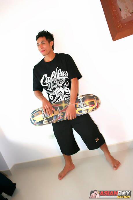 Der asiatische Kraftprotz Rock Keng neckt seinen Schwanz