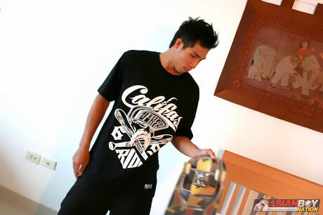 Der asiatische Kraftprotz Rock Keng neckt seinen Schwanz