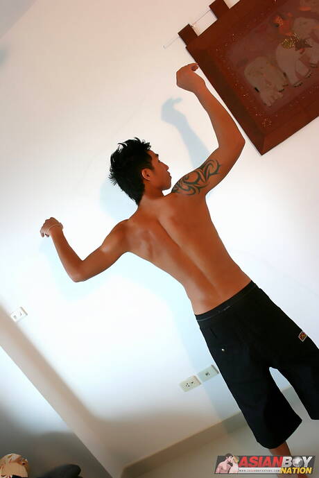 Der asiatische Kraftprotz Rock Keng neckt seinen Schwanz