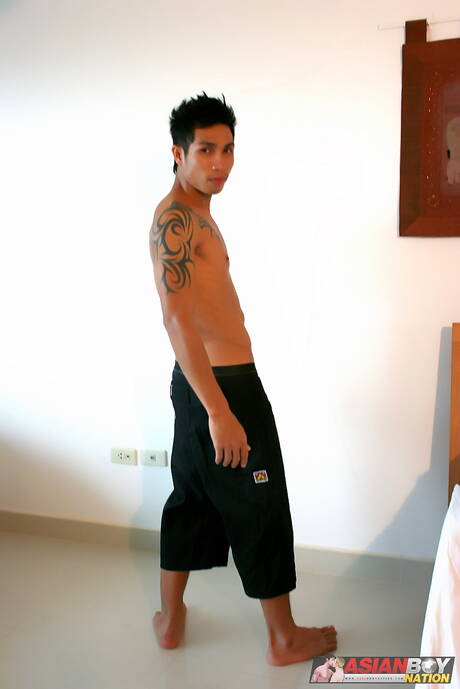 Der asiatische Kraftprotz Rock Keng neckt seinen Schwanz