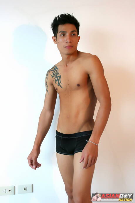 Der asiatische Kraftprotz Rock Keng neckt seinen Schwanz