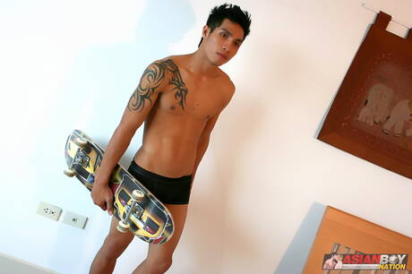 Der asiatische Kraftprotz Rock Keng neckt seinen Schwanz