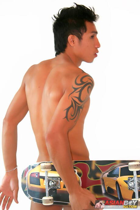 Der asiatische Kraftprotz Rock Keng neckt seinen Schwanz