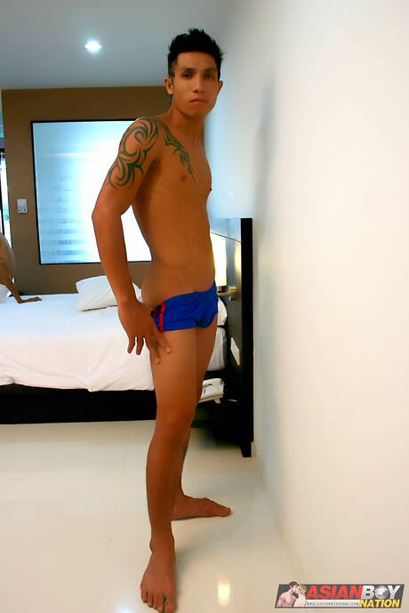 Der orientalische Muskelprotz Rock Keng zieht sich aus und zeigt seinen knackigen Hintern