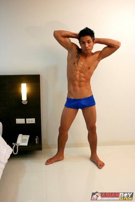 Der orientalische Muskelprotz Rock Keng zieht sich aus und zeigt seinen knackigen Hintern