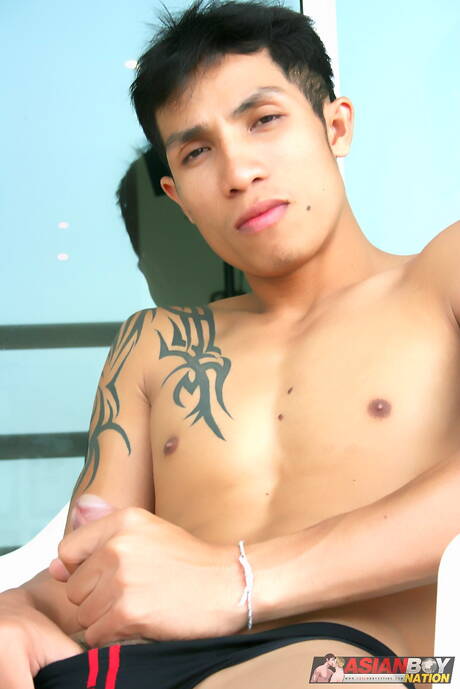 Der orientalische Kraftprotz Rock Keng masturbiert