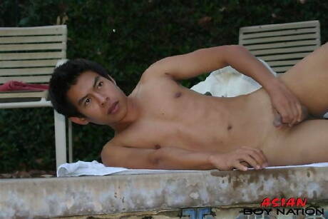 El supersemental Cooper Fullert y el musculoso Pradit Flowers en una escena de mamada al aire libre