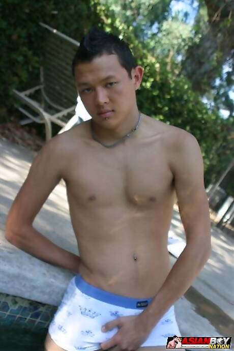 Hermoso chico oriental Westin Thalia jugando con una polla en la piscina