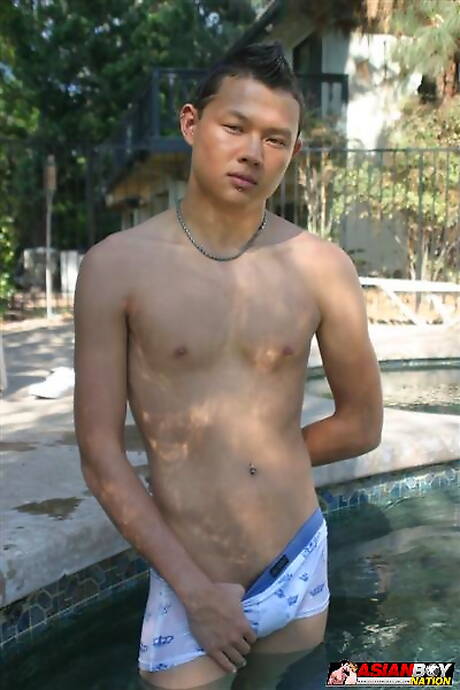 Hermoso chico oriental Westin Thalia jugando con una polla en la piscina