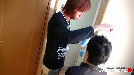 Orientalny młodzieniec Shou Sakurai i azjatycki piękny chłopiec Tsuyoshi uprawiają seks analny