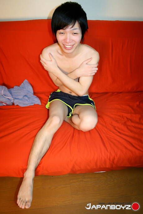 El guapo chico asiático Shou Sakurai y el joven Tatsushi se divierten