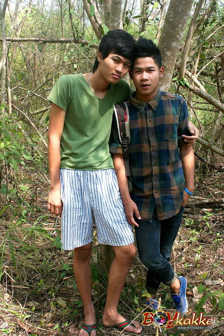 Asian Gay Network: Il giovane e focoso ragazzo orientale Yai e il giovane Baht Yomana si scopano dopo un pompino all