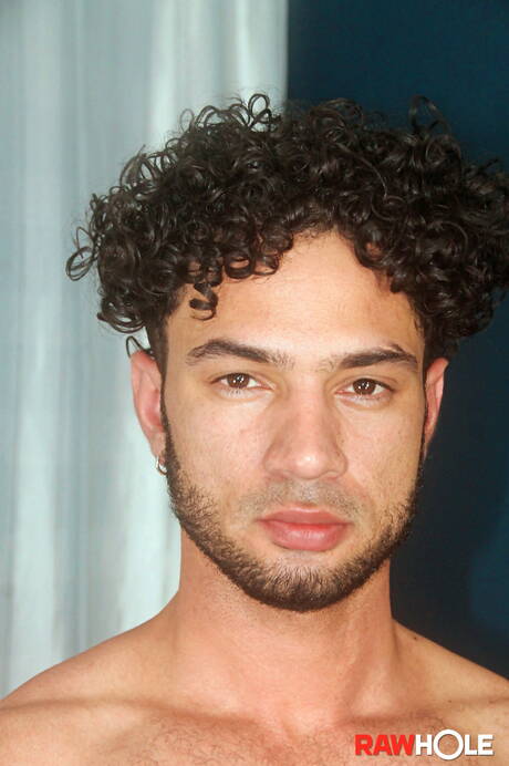 Kike Arias, bien bâti, et Ruben Dario, un mec costaud, baisent après avoir sucé une bite