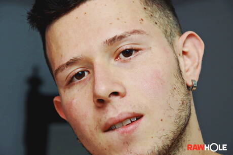 Superstud Canelo joue avec sa bite