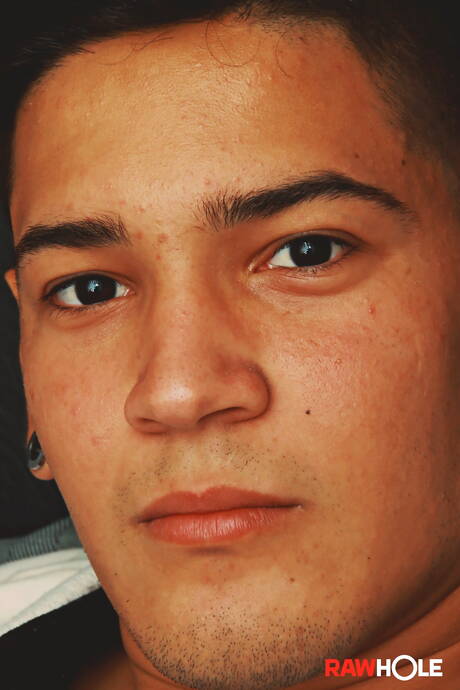 Superstud El Diablo masturbuje się swoim kutasem