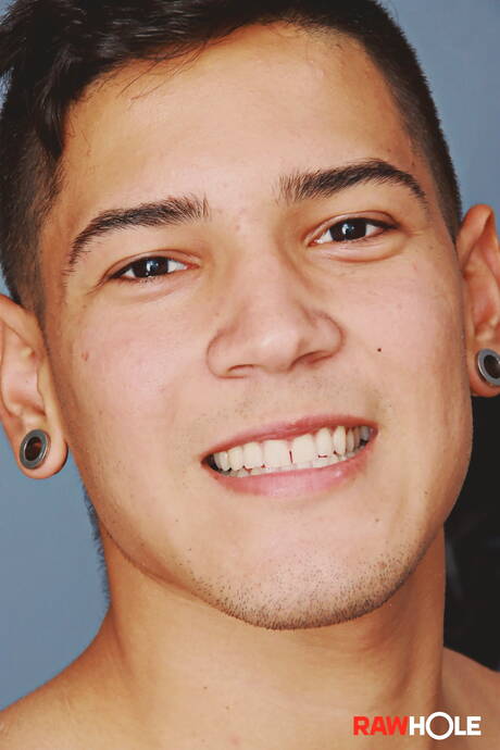 Superstud El Diablo masturbuje się swoim kutasem