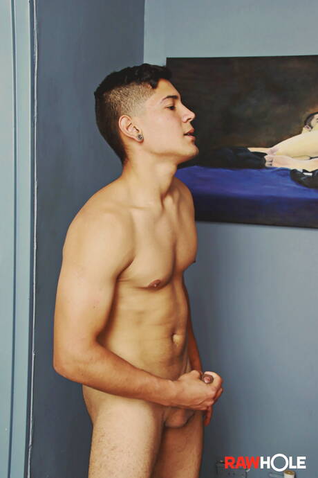 Superstud El Diablo masturbuje się swoim kutasem