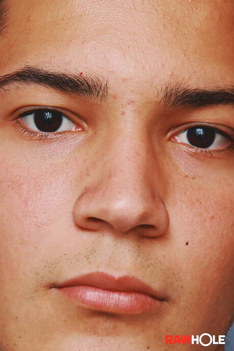 Superstud El Diablo masturbuje się swoim kutasem