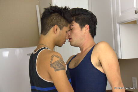 Il muscoloso Lenin Stone e il super stallone Jae Gizibe in un