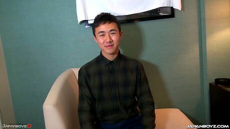 Asiatische junge Ryu 2 spielt mit Schwanz