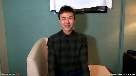 Asiatische junge Ryu 2 spielt mit Schwanz