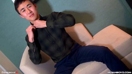 Asiatische junge Ryu 2 spielt mit Schwanz