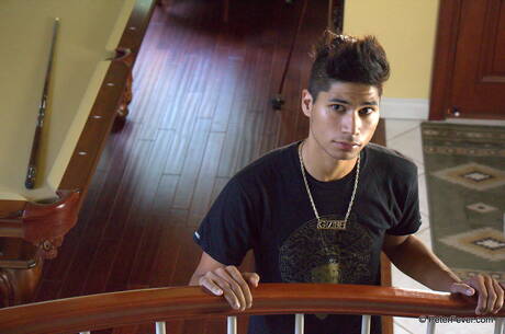 Der Latino-Muschi Jayden lutscht und vögelt den Jungen