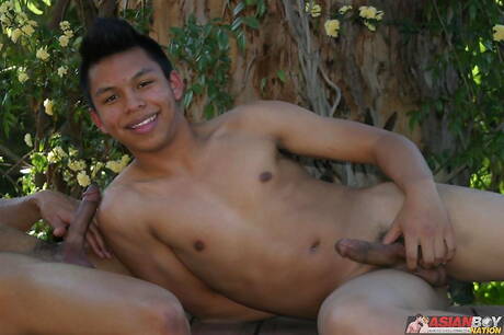 Przystojny facet Ke Zhou i przystojny facet Robert Pierce w scenie ssania kutasa na zewnątrz