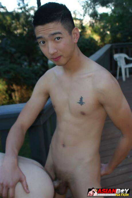 O lindo garoto Kevin Daniels e o garanhão oriental Tristan Tran fazem um bom sexo ao ar livre