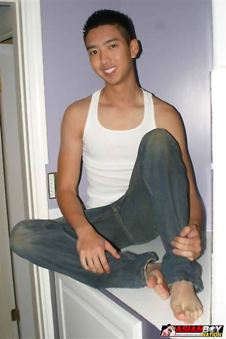 Pretty boy Kevin Daniels and oriental stud Tristan Tran have a good sex outside