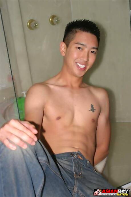 O lindo garoto Kevin Daniels e o garanhão oriental Tristan Tran fazem um bom sexo ao ar livre