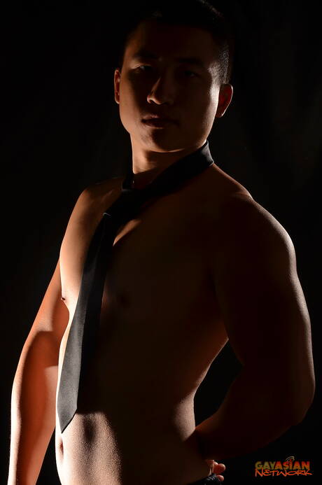 El chico husky Kai y el hermoso chico latino Rave Hardick se desnudan y muestran su bonito trasero al aire libre