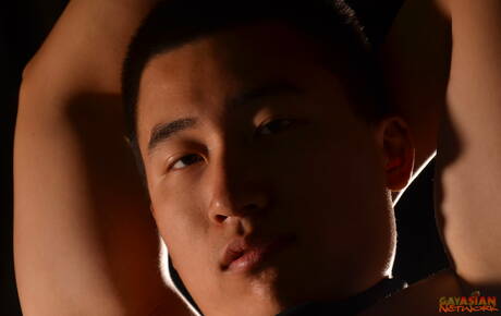 El chico husky Kai y el hermoso chico latino Rave Hardick se desnudan y muestran su bonito trasero al aire libre