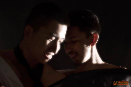 El chico husky Kai y el hermoso chico latino Rave Hardick se desnudan y muestran su bonito trasero al aire libre