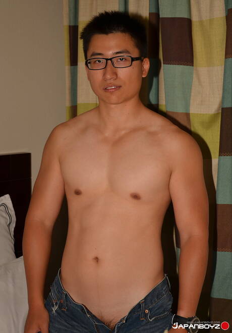 El supersemental oriental Kai se desnuda y muestra su trasero al aire libre