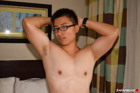 El supersemental oriental Kai se desnuda y muestra su trasero al aire libre