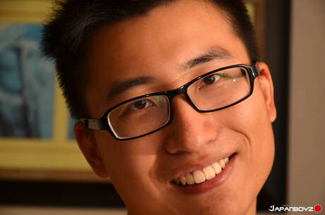 El supersemental oriental Kai se desnuda y muestra su trasero al aire libre