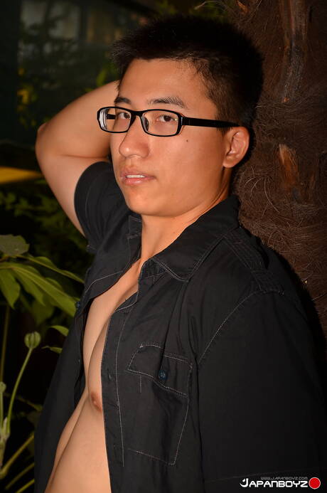 El supersemental oriental Kai se desnuda y muestra su trasero al aire libre