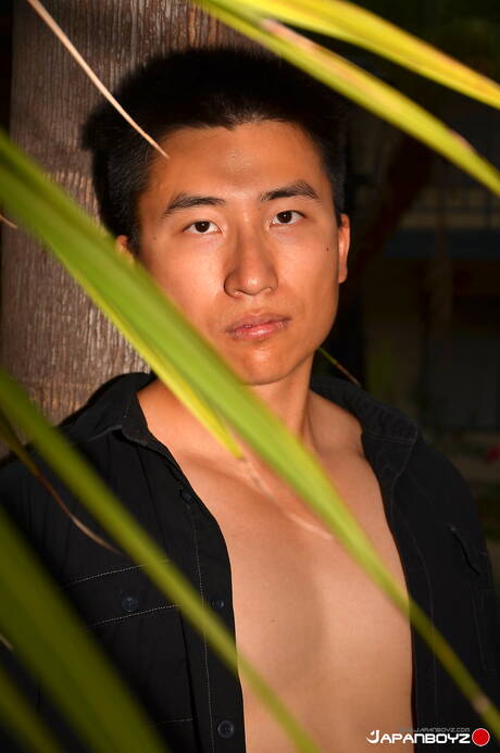 El supersemental oriental Kai se desnuda y muestra su trasero al aire libre