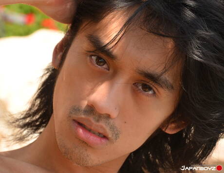 El joven oriental Davey De La Cruz se masturba con un consolador en la piscina