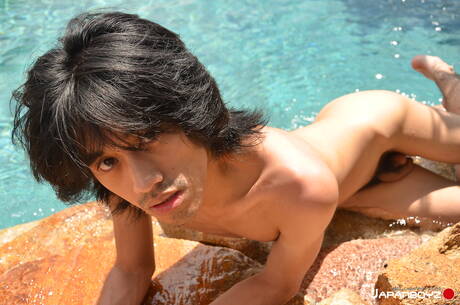 El joven oriental Davey De La Cruz se masturba con un consolador en la piscina