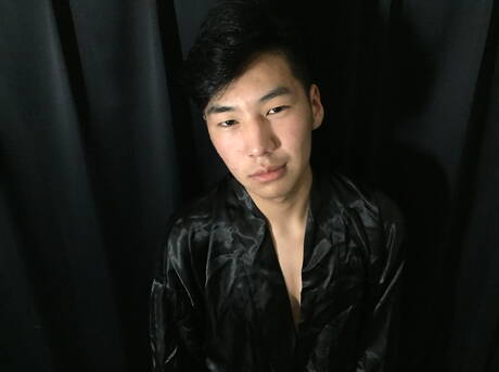 Aziatische knappe jongen Tetshi plaagt zijn pik