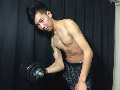 Aziatische knappe jongen Tetshi plaagt zijn pik